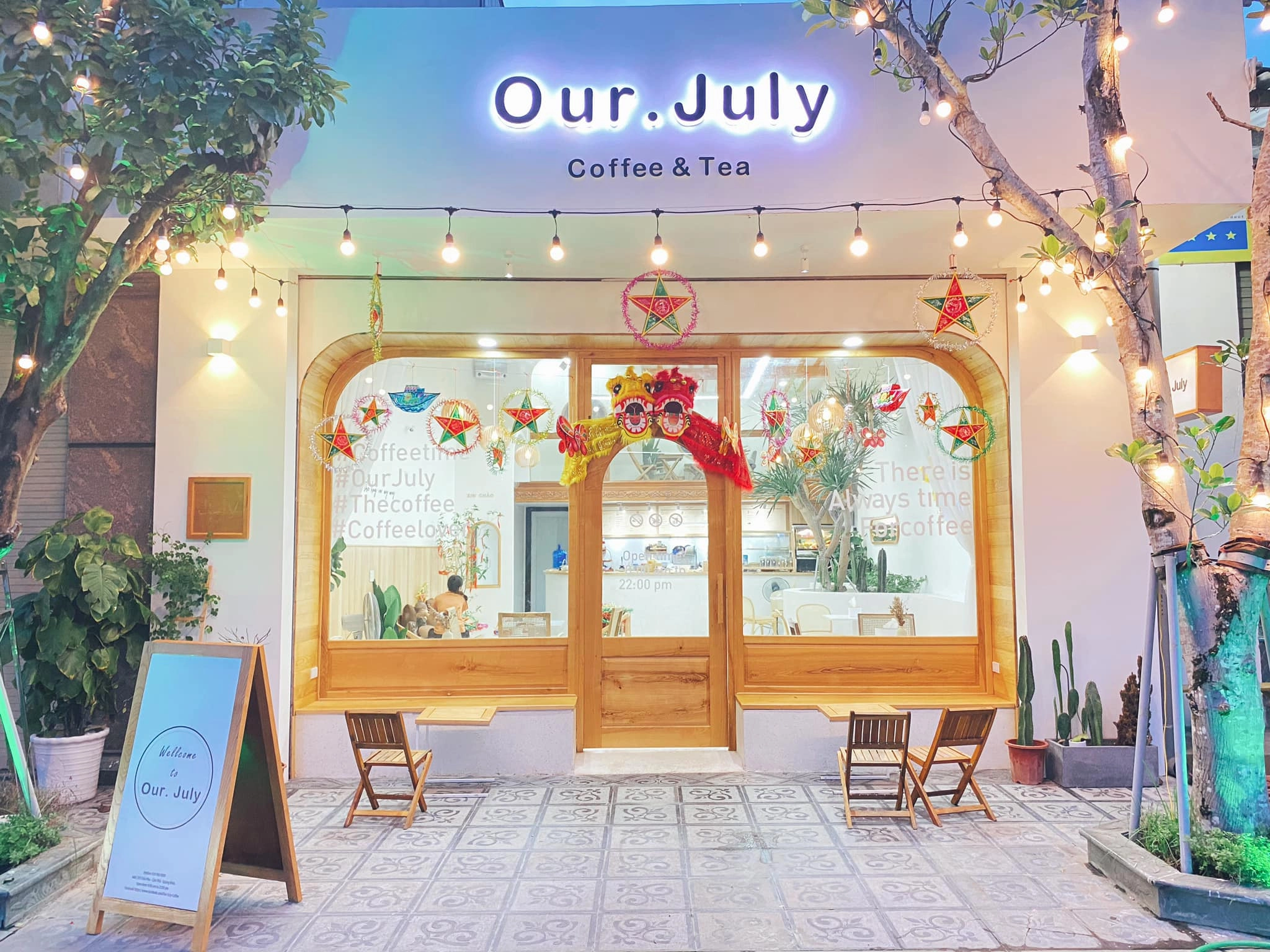 Dây đèn LED chiếu sáng cửa quán cafe